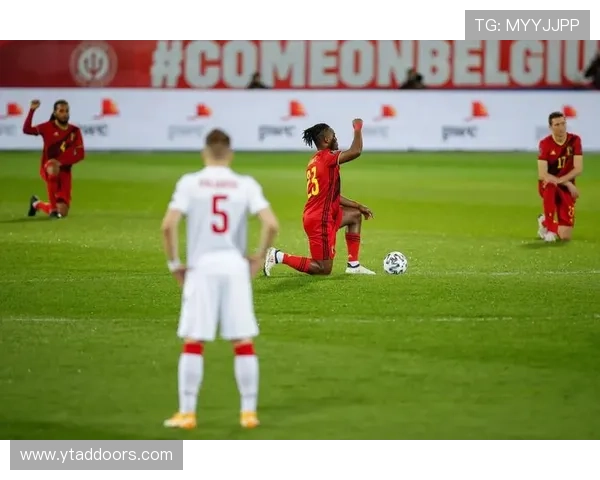 英超球员本周赛前首次单膝下跪共同反对种族歧视行动